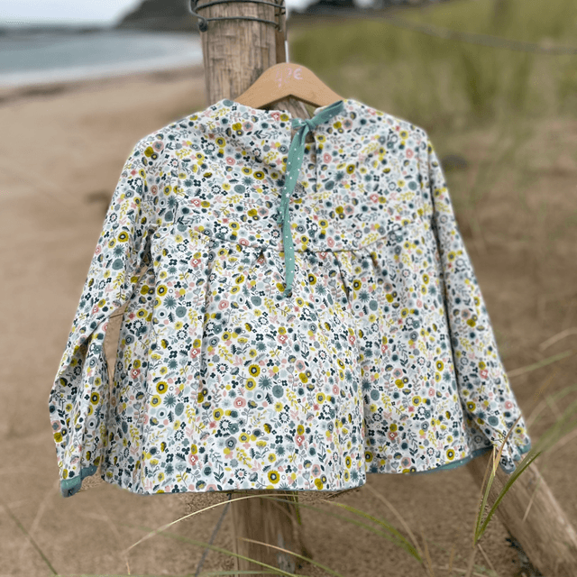 Blouse semi de fleurs 